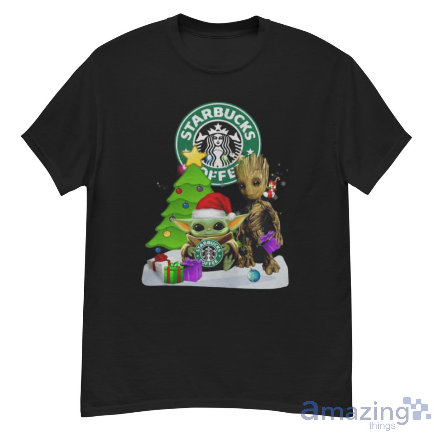 Santa Bigfoot And Baby Yoda Hug Starbuck Coffee Snow Christmas Tree Shirt - G500 Men’s Classic T-Shirt