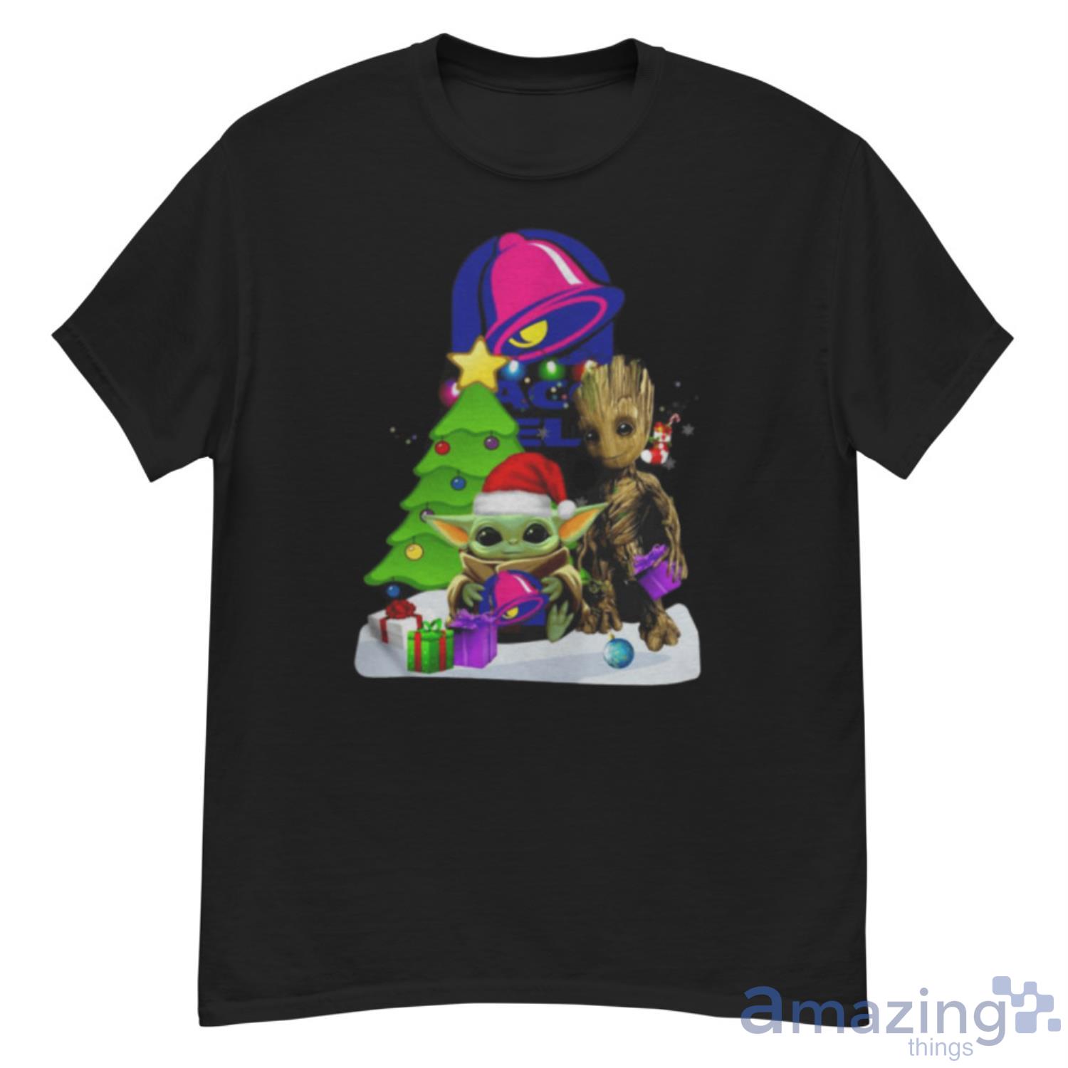 Santa Bigfoot And Baby Yoda Hug Taco Bell Snow Christmas Tree Shirt - G500 Men’s Classic T-Shirt