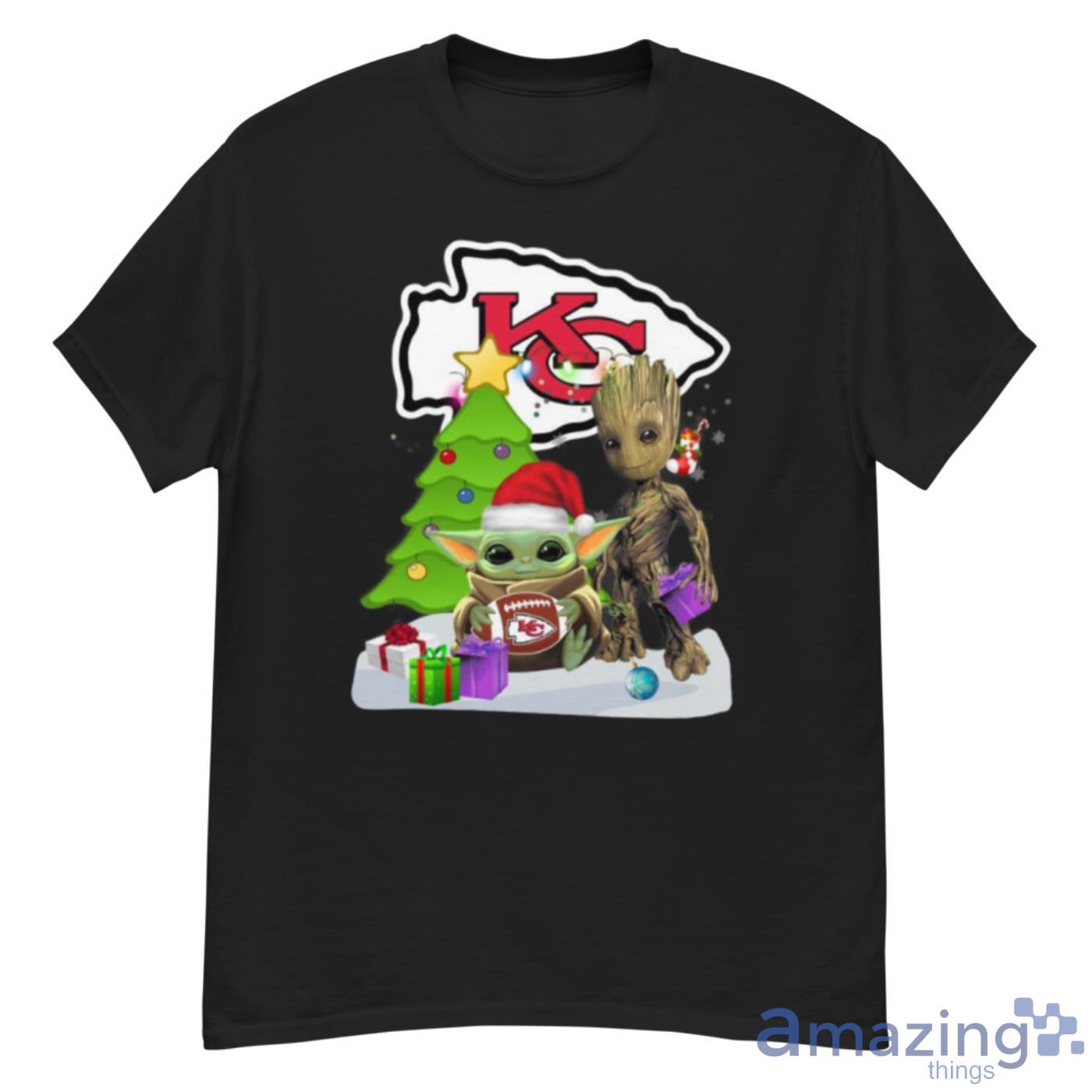 Santa Groot and Baby Yoda hug Kansas City Chiefs Snow Christmas Tree Shirt - G500 Men’s Classic T-Shirt