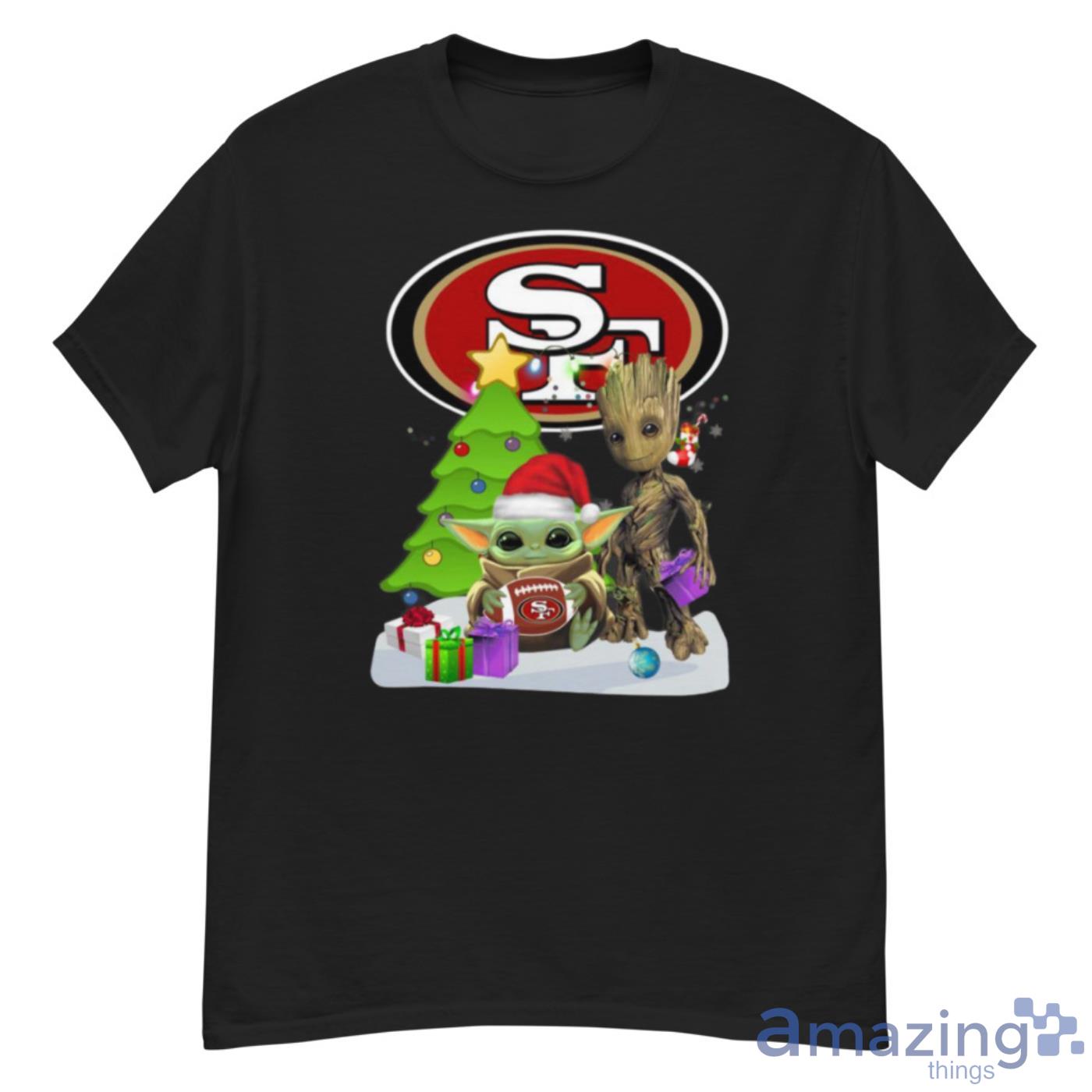 Santa Groot and Baby Yoda hug San Francisco 49ers Snow Christmas Tree Shirt - G500 Men’s Classic T-Shirt