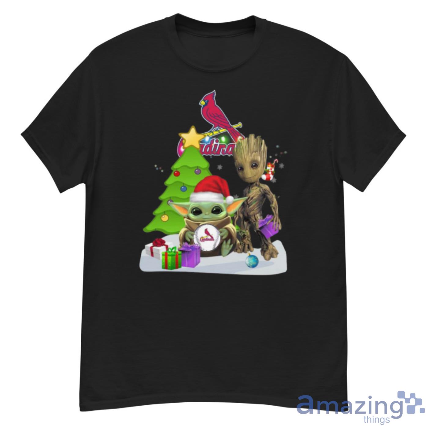 Santa Groot and Baby Yoda hug St.Louis Cardinals Snow Christmas Tree Shirt - G500 Men’s Classic T-Shirt