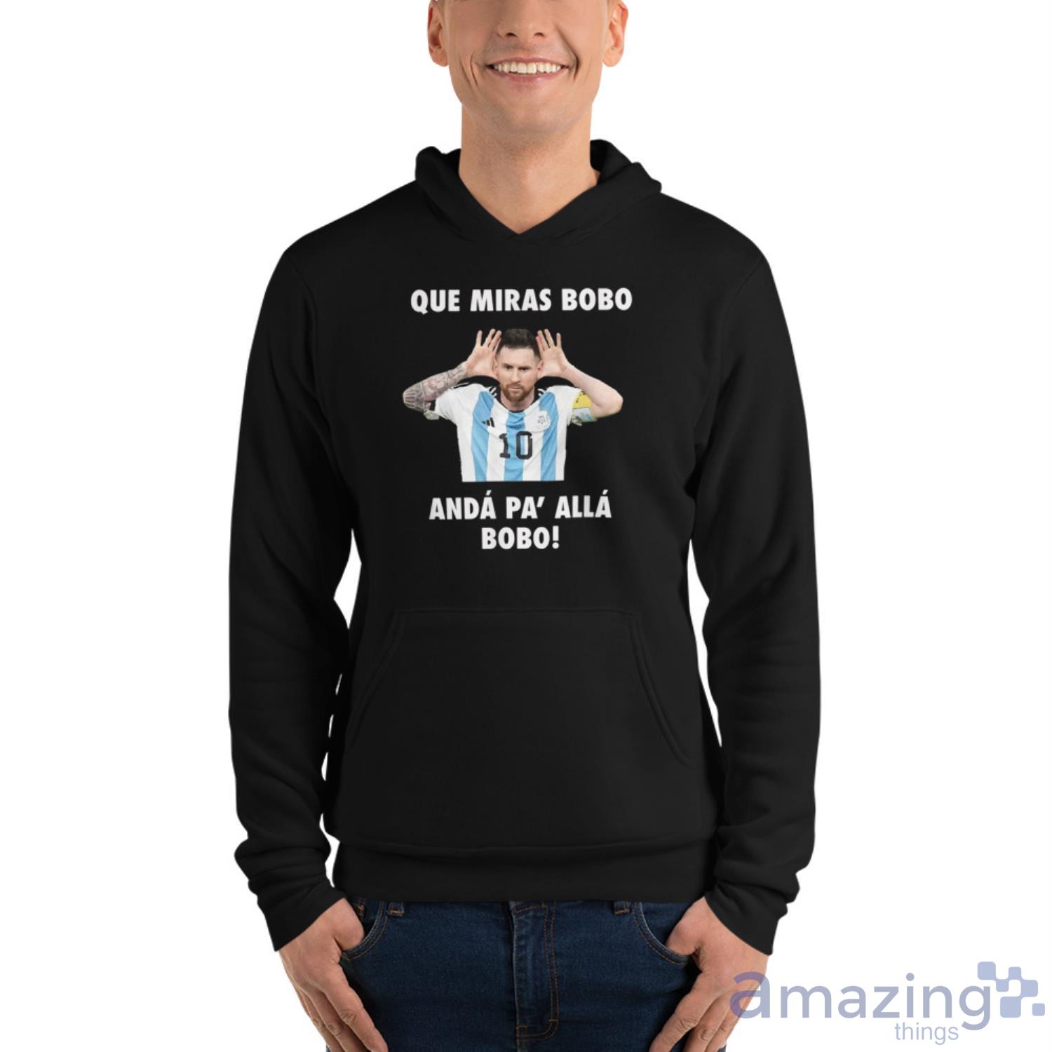 Lionel Messi Shirt, Que Miras Bobo Viral Meme Que Mira Bobo Anda Pa Alla T Shirt image Lionel Messi Shirt, Que Miras Bobo Viral Meme Que Mira Bobo Anda Pa Alla T-Shirt - Unisex Fleece Pullover Hoodie