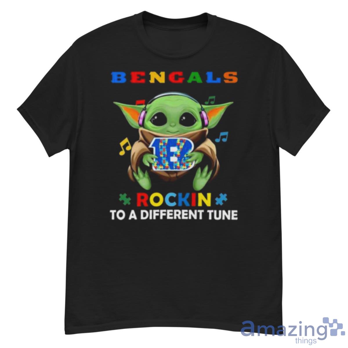 Baby Yoda Hug Cincinnati Bengals Autism Rockin To A Different Tune Shirt - G500 Men’s Classic T-Shirt