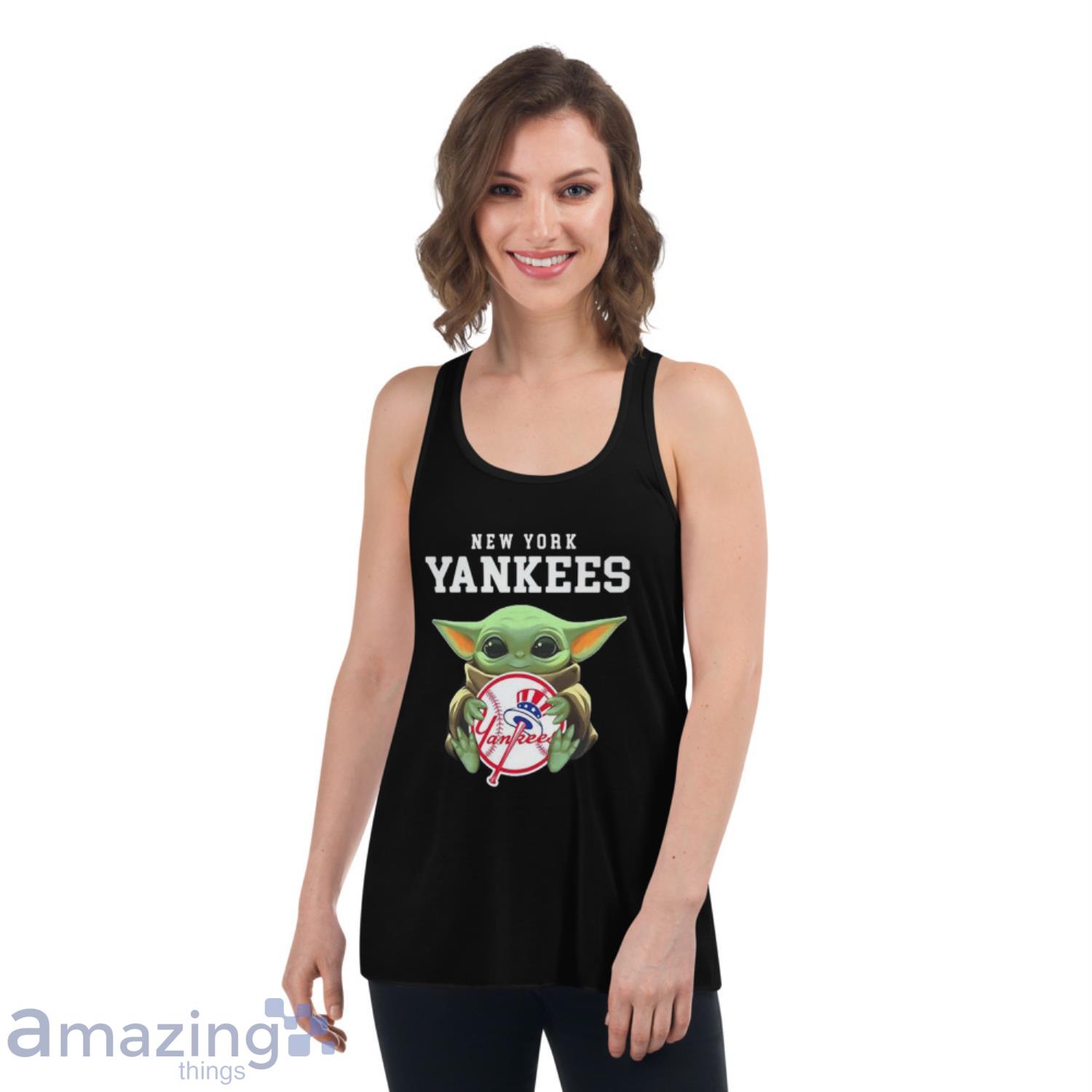 Baby Yoda hug New York Yankees shirt, hoodie, sweater and v-neck t