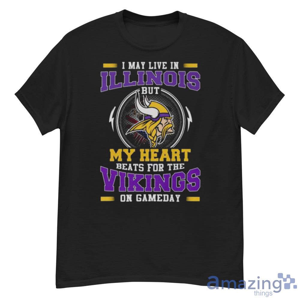 I May Live In Illinois But My Heart Beats For The Vikings On Gameday Shirt For Men And Women - G500 Men’s Classic T-Shirt