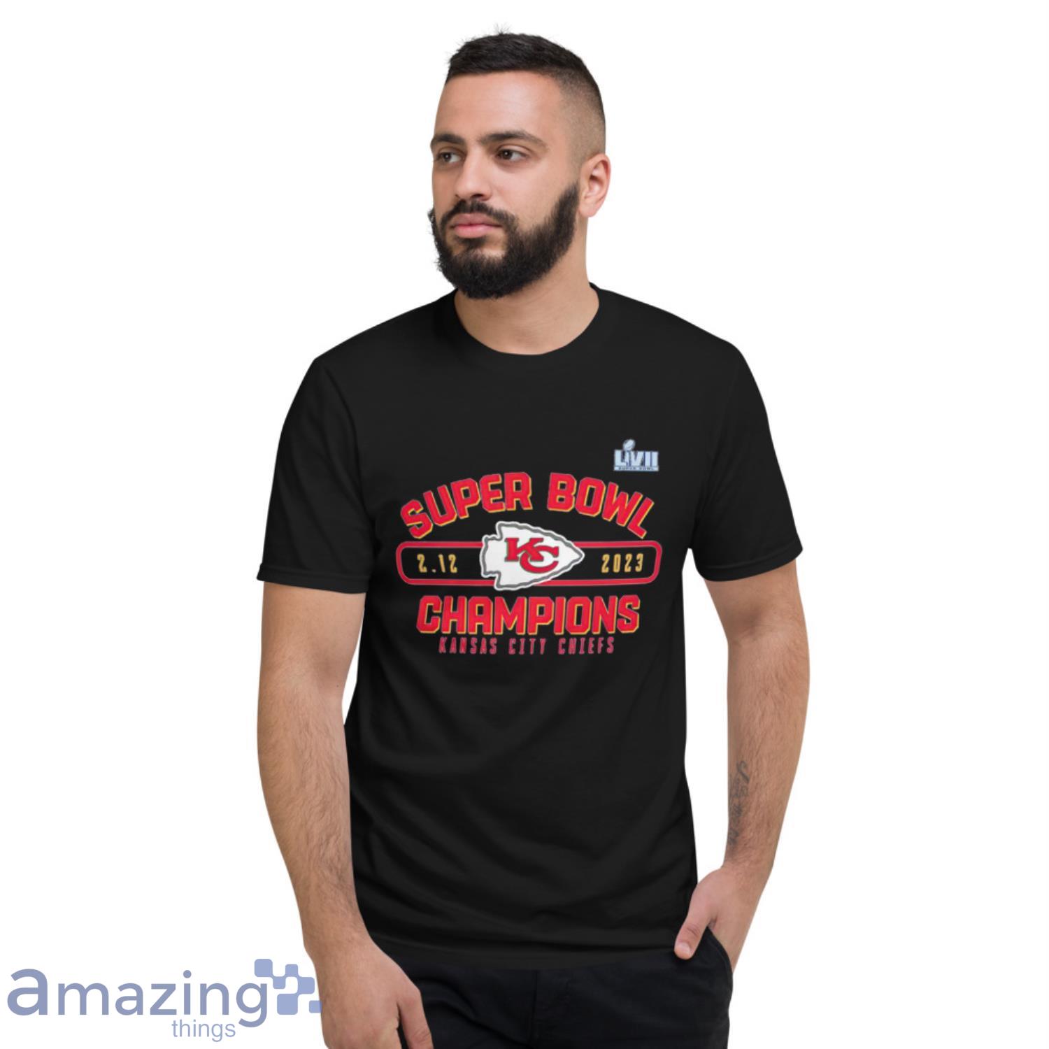 Mens Kansas City Chiefs Strong Finish Super Bowl LVII Champions Graphic T- Shirt